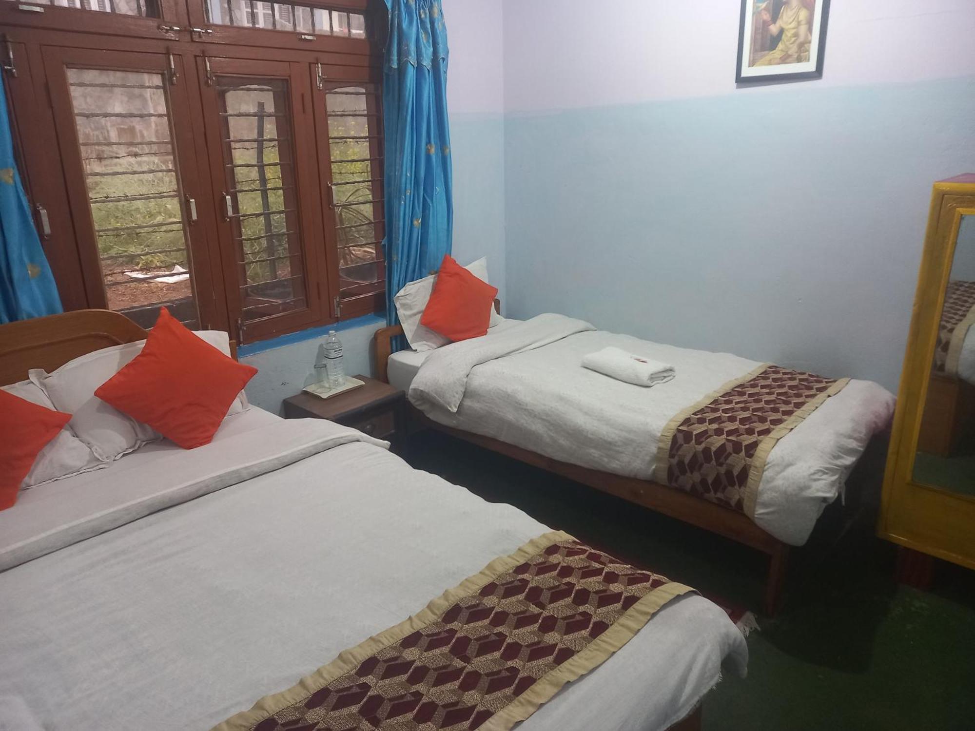 Galaxy Inn Guest House Pokhara Exteriör bild