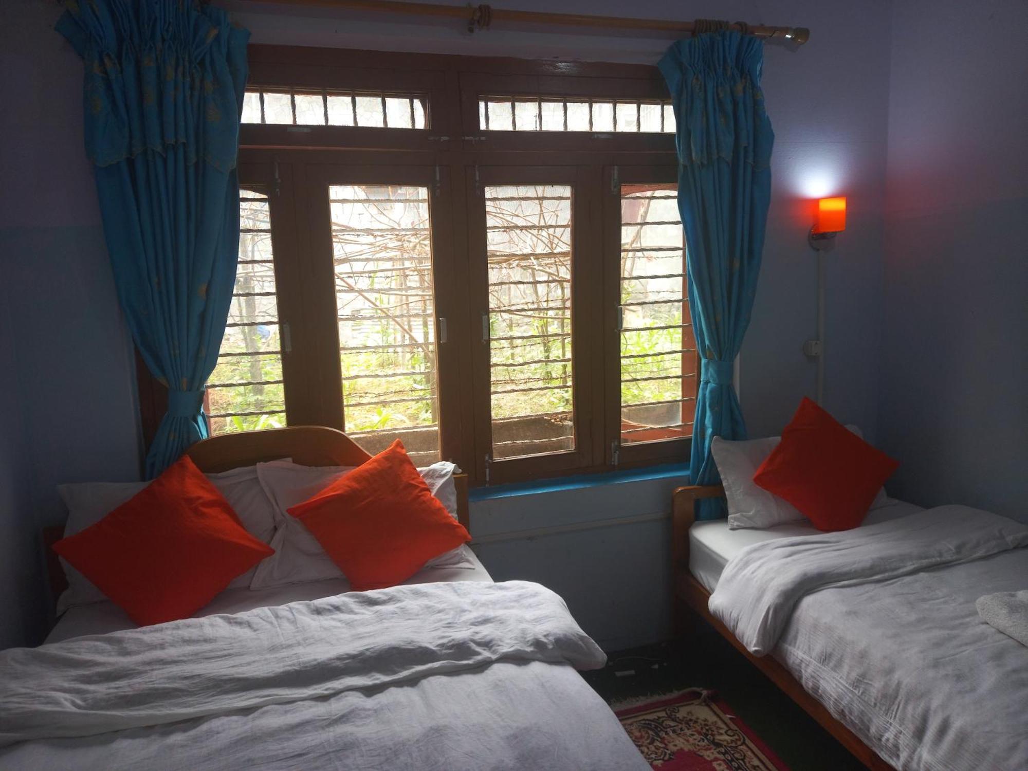 Galaxy Inn Guest House Pokhara Exteriör bild